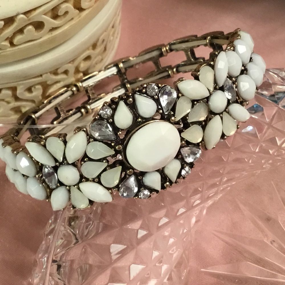 Nwt Cherry Brand White Acrylic Stone Brass Tone Stretch Bracelet — image 6 of 6